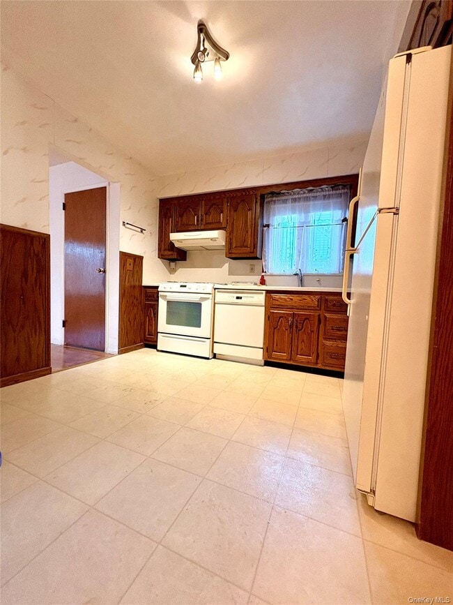 Foto del edificio - 1649 Falmouth Ave