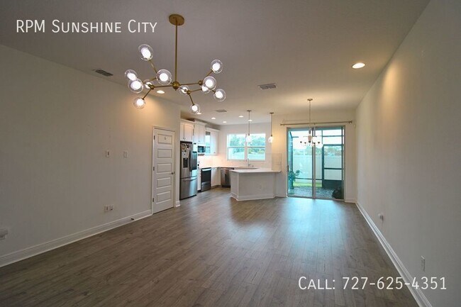 Building Photo - Modern Clearwater Townhome: Open Floor Pla...