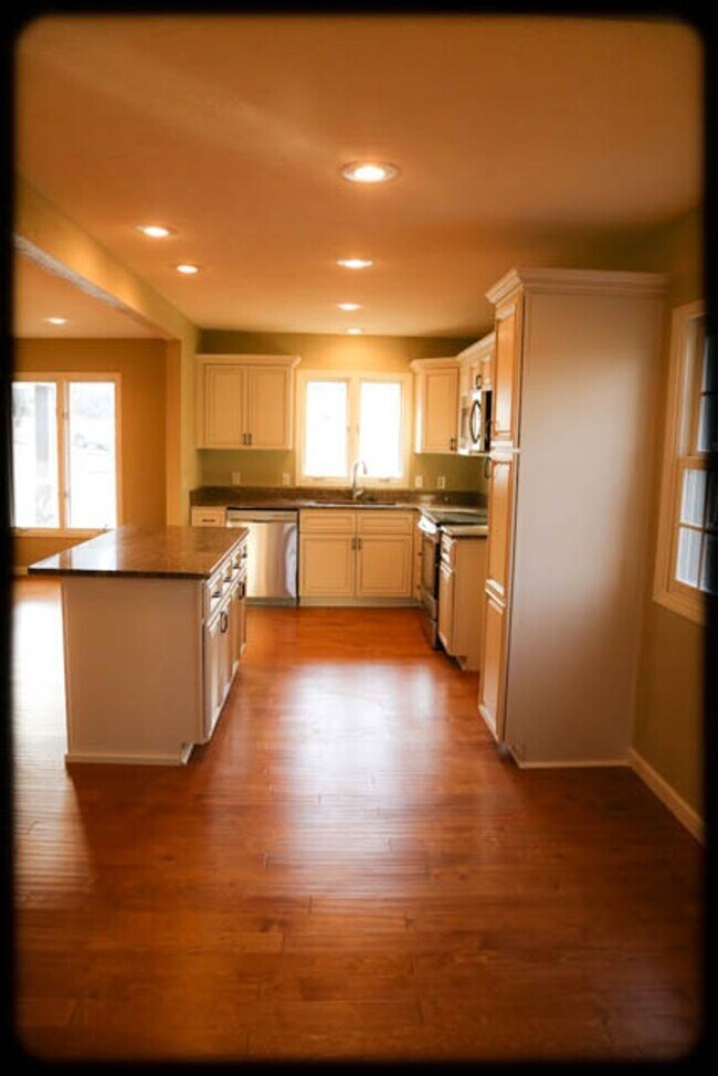 Foto del edificio - Pottery Barn-Style Home with Walkout Basem...