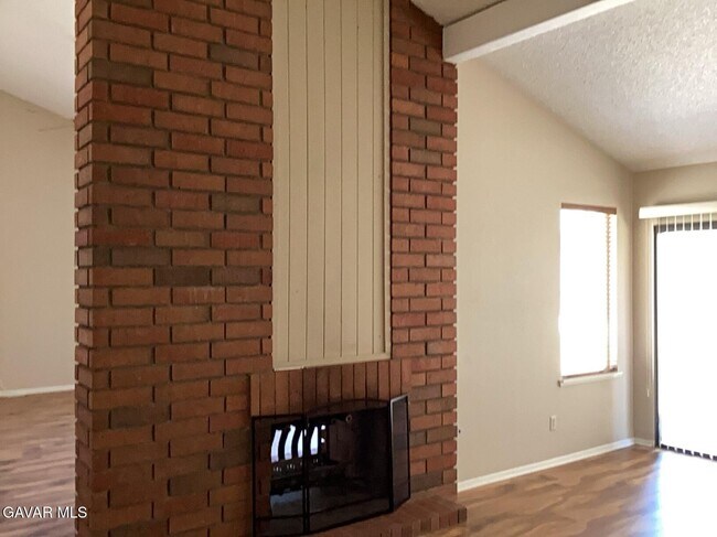 Foto del edificio - 43430 Sierra Vista Dr