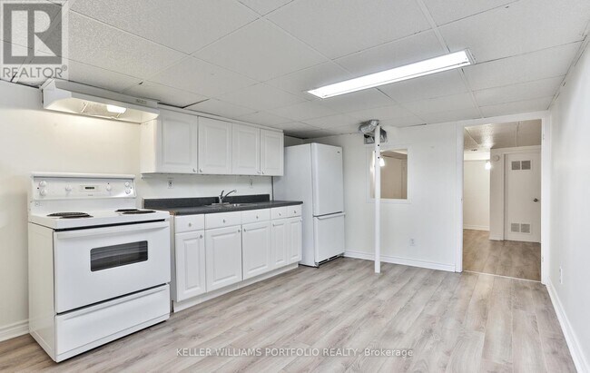 Photo du bâtiment - 98 Uxbridge Ave