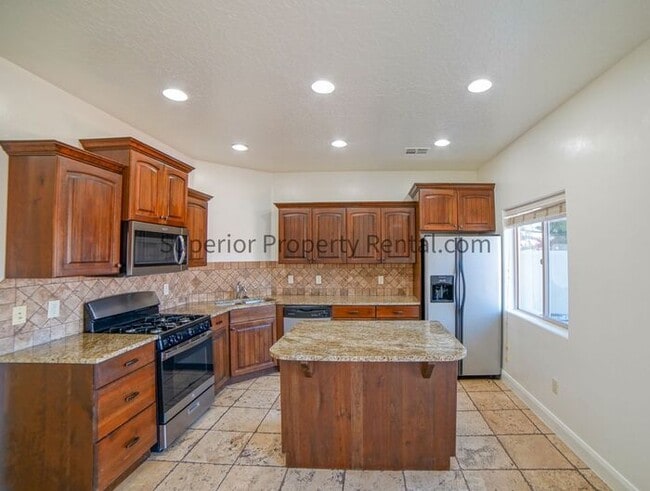 Building Photo - 3 bed, 2.5 bath town house