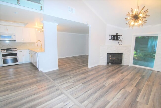 Building Photo - Stunning Fully Remodeled Condo in Costa Mesa