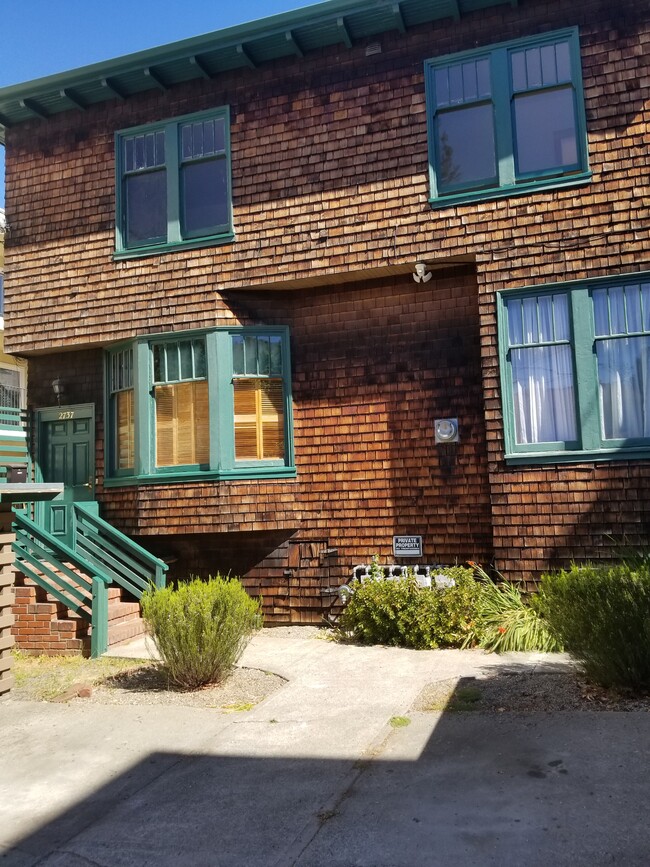 Foto del edificio - 2737 Dwight Way