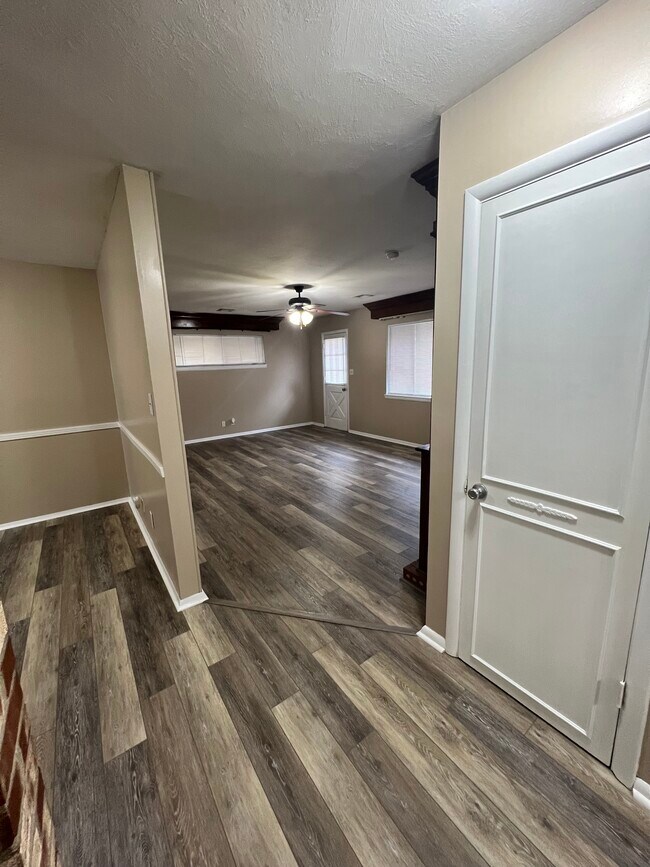 Building Photo - 652 SE Elmhurst Ave