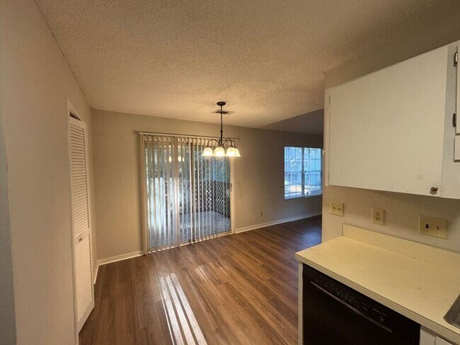 Foto del edificio - 6241 Rolling Fork Rd