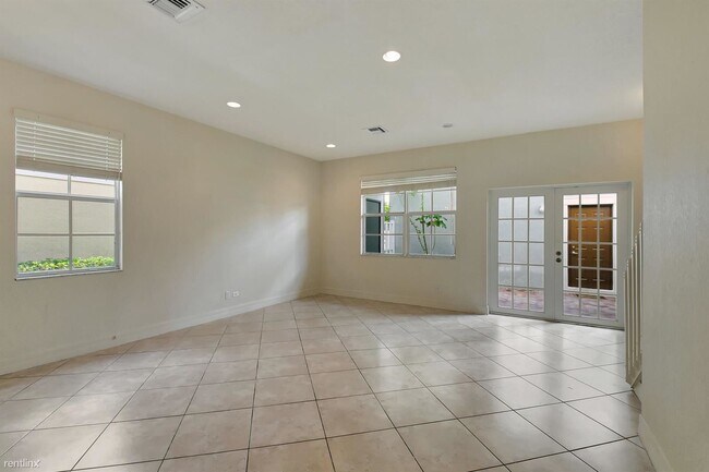 Foto del edificio - 4 br, 3.5 bath Townhome - 1125 NW 18th Ave