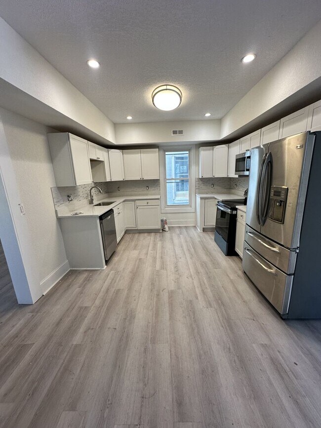 Building Photo - Gorgeous Four Bedroom Completed Upgraded