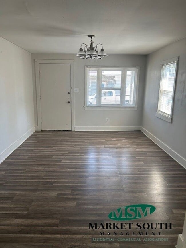 Building Photo - Cozy Cottage on Vine Street