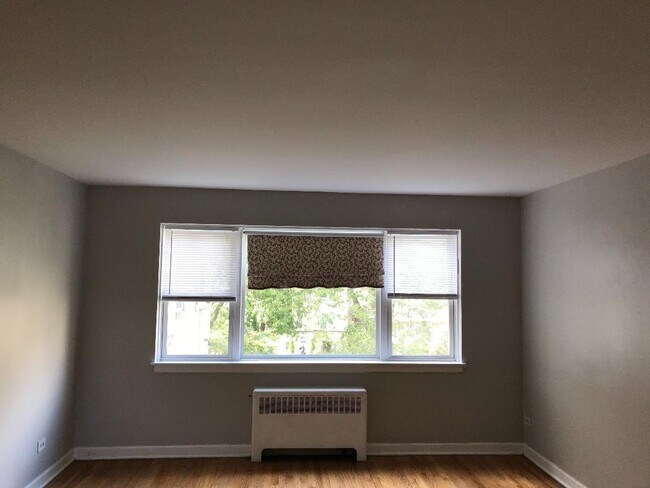 Foto del edificio - 6327 N Albany Ave
