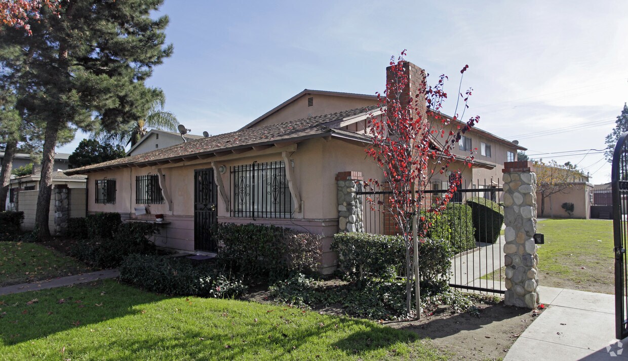Primary Photo - 4585 Canoga St