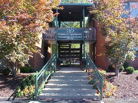 Entrada de otoño - Courtyard Apartments
