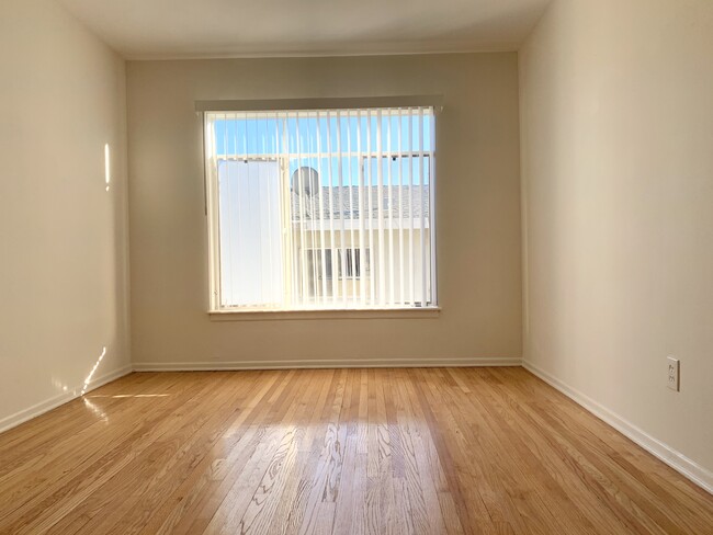 Building Photo - 2146 N Beachwood Dr
