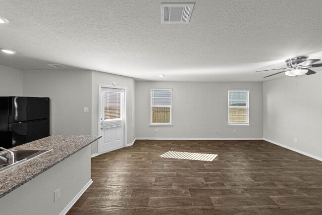 Building Photo - SOLAR Powered Home for Utility Savings! 1 MONTH FREE RENT WITH 18 - 24 MONTH LEASE!!! AVAILABLE T...