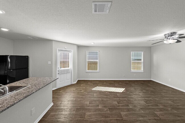 Foto del edificio - SOLAR Powered Home for Utility Savings! 1 MONTH FREE RENT WITH 18 - 24 MONTH LEASE!!! AVAILABLE T...