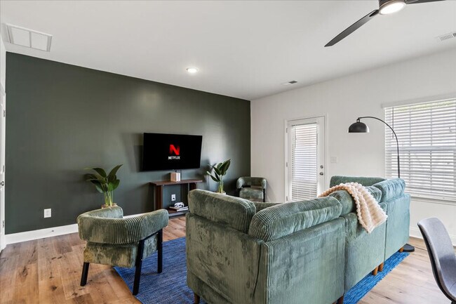 Foto del edificio - 8530 Steele Creek Pl Dr