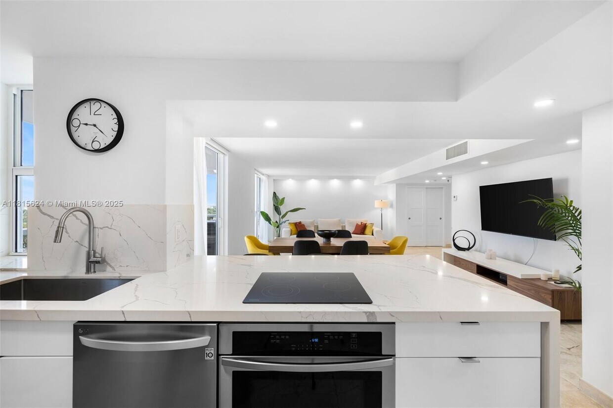 Foto principal - 2401 Collins Ave
