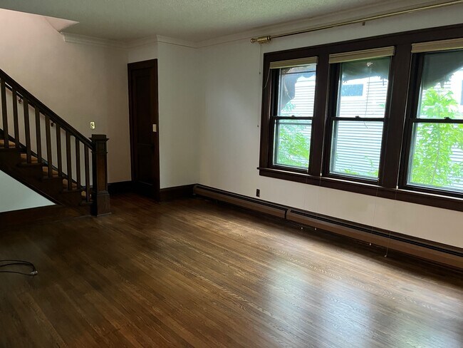 Living room - 308 Saratoga St S