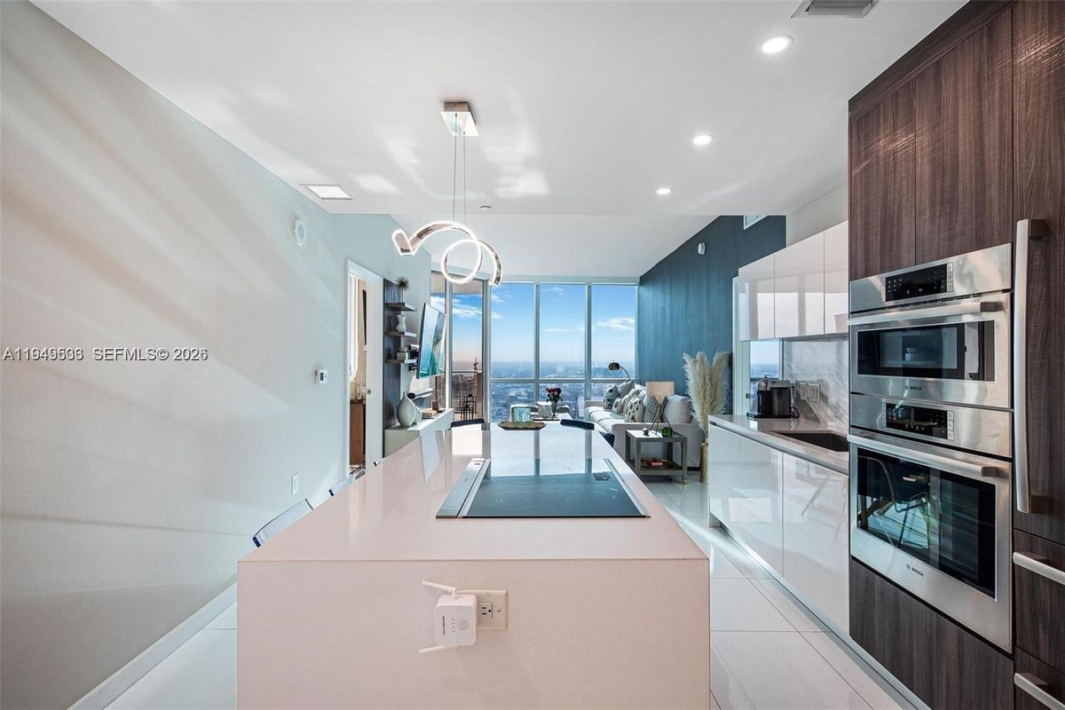 Building Photo - 851 NE 1st Ave