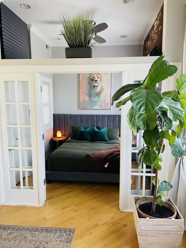 Generous size bedroom - 1618 S Washtenaw Ave