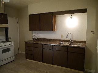 cocina con sótano puerta - 640 Hollace St