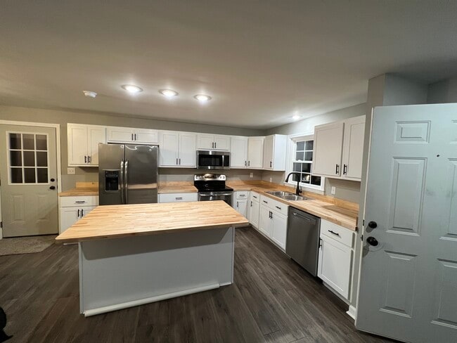 Kitchen - 100 Sunset Dr