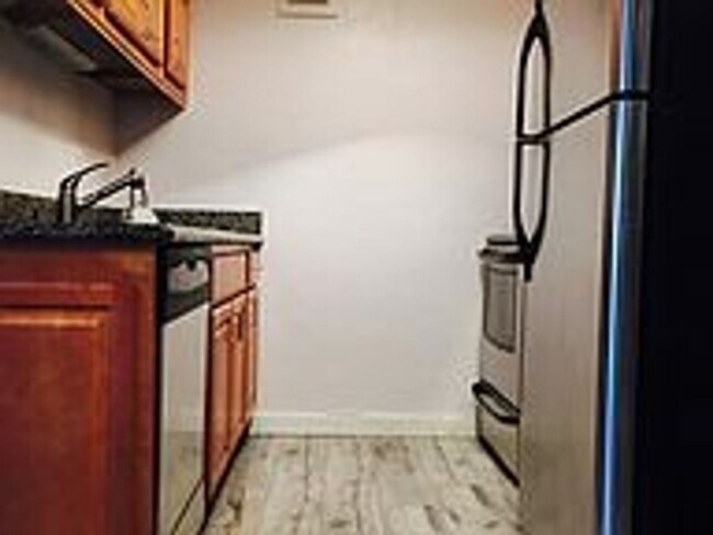 Building Photo - Beautiful, Bright and Spacious Condo near ...
