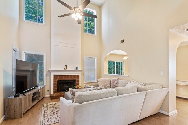 Foto del edificio - 2260 Winthrope Way Dr