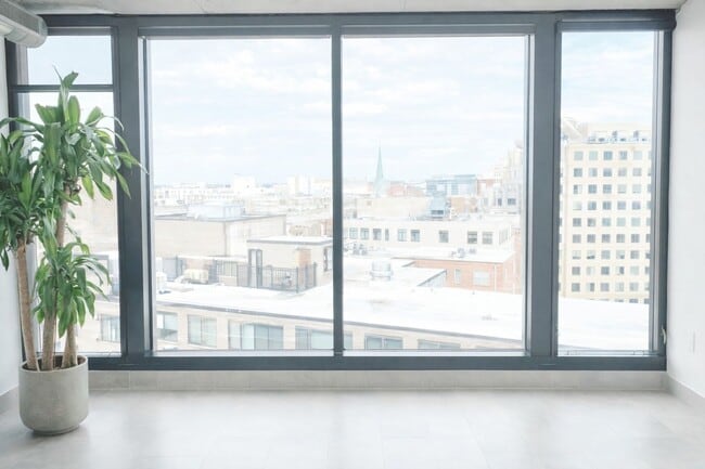 Foto del edificio - Studio Condo with Fantastic View, High-End Appliances, Wide Windows, Gorgeous Flooring, Amazing A...