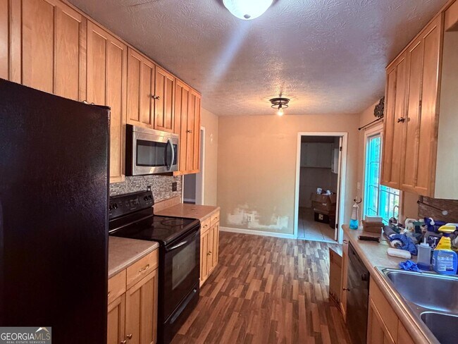 Building Photo - 3443 Deshong Dr SW