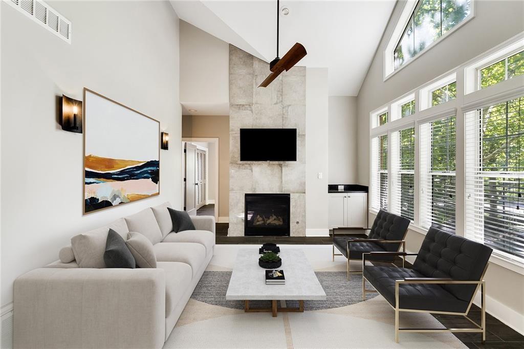 Foto principal - 240 Renaissance Pkwy NE