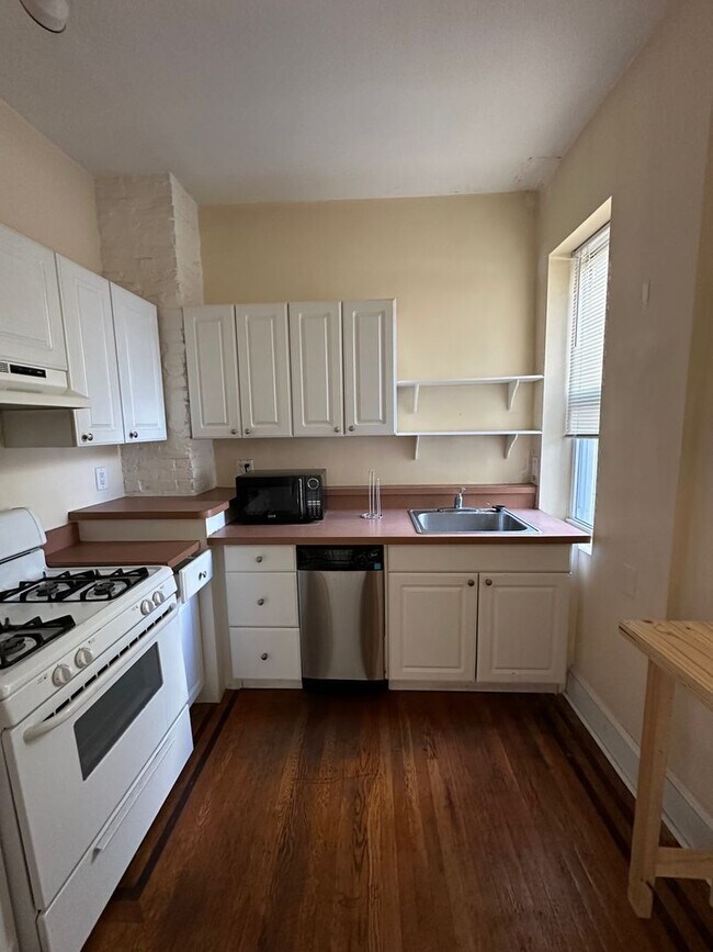 Foto del edificio - Spacious 1 Bedroom Apartment in Queen Village - Perfect Blend of Comfort and Location