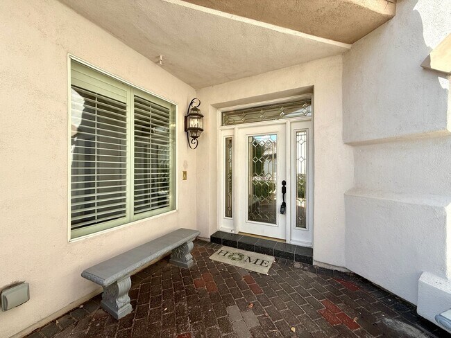 Building Photo - Grand 3 bedroom home with lake and golf co...