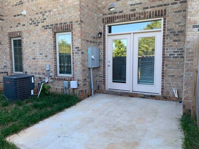 Foto del edificio - Stunning Brick Townhome with Garage in Tre...