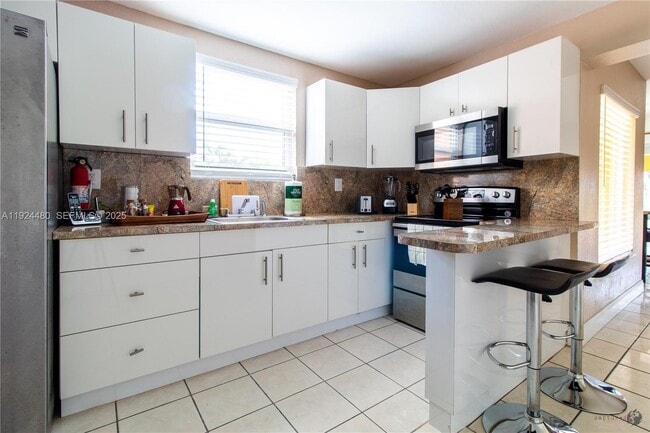 Building Photo - 985 SW 10th St