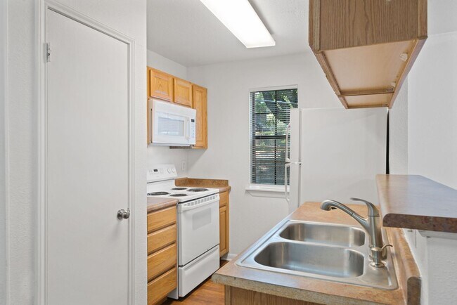 Building Photo - 1 Bedroom, 1 Bath located in Woodside Subd...