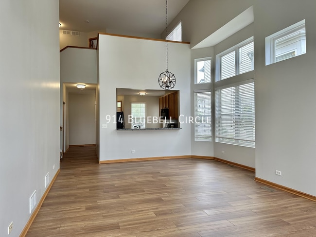 Foto del edificio - 914 Bluebell Cir