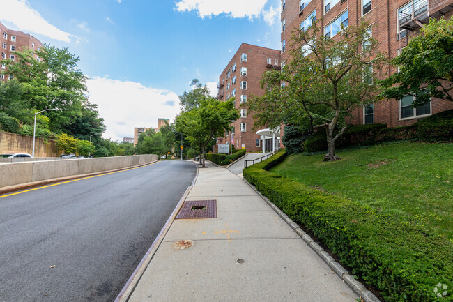 Sidewalk View - The Bonnie Crest