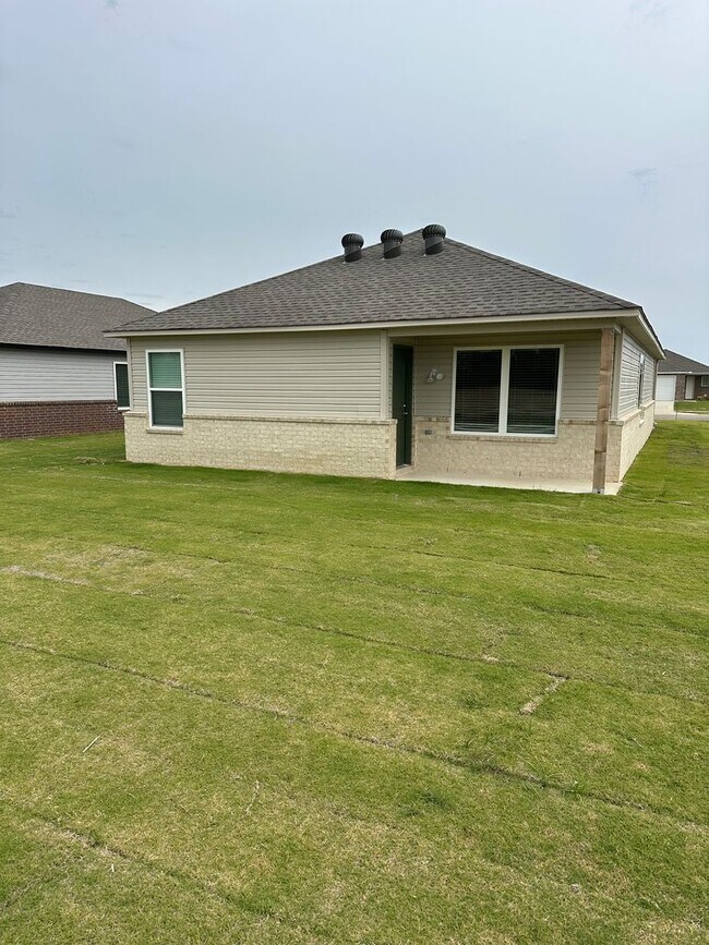 Foto del edificio - *48 Hour Look & Lease Bonus!* Brand New  Three Bedroom | Two Bathroom Home in Valley View