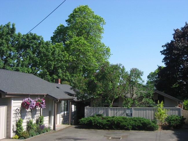 Building Photo - 6780 SW Canyon Ter