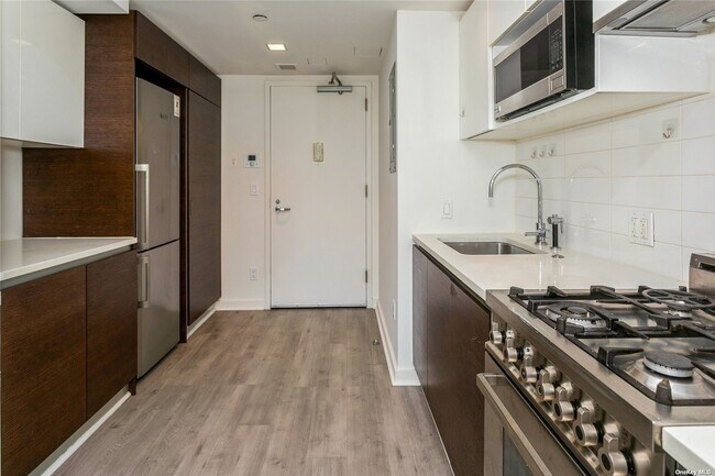 Building Photo - 39-16 Prince St