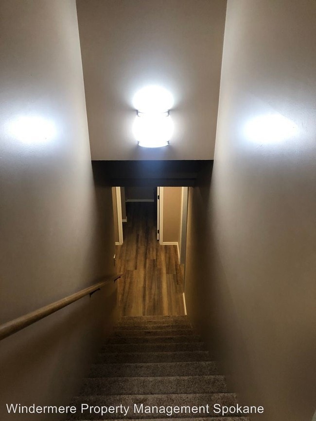 Building Photo - 5 br, 3 bath House - 6 E. Regina