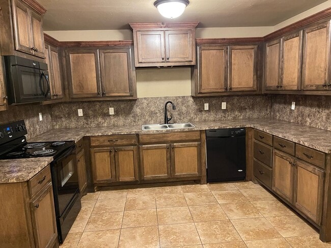 Foto del edificio - 3 bed room, 2 baths with a 2 car garage fo...
