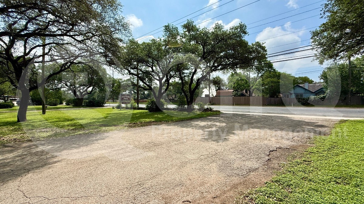 Foto del edificio - 6402 McNeil Dr