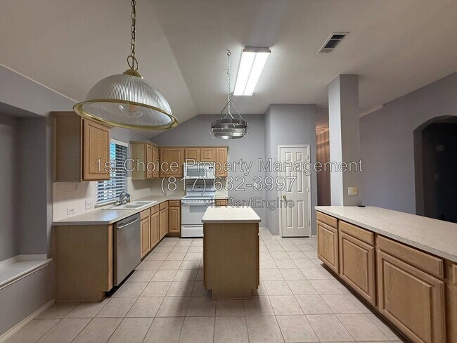 Building Photo - 5016 San Jacinto Dr