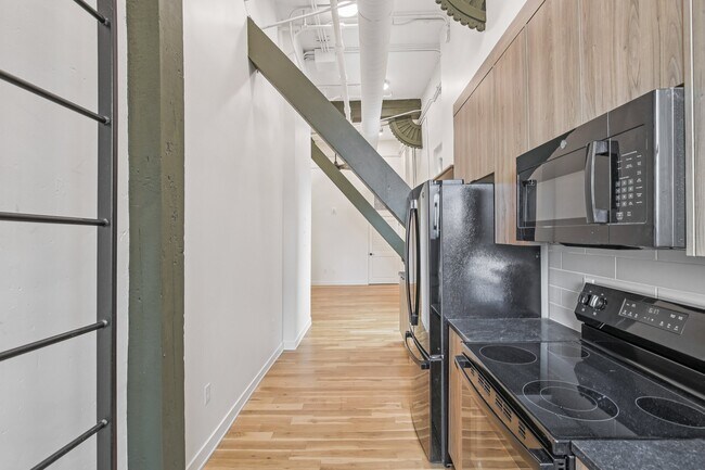 Building Photo - 110 W 9th St