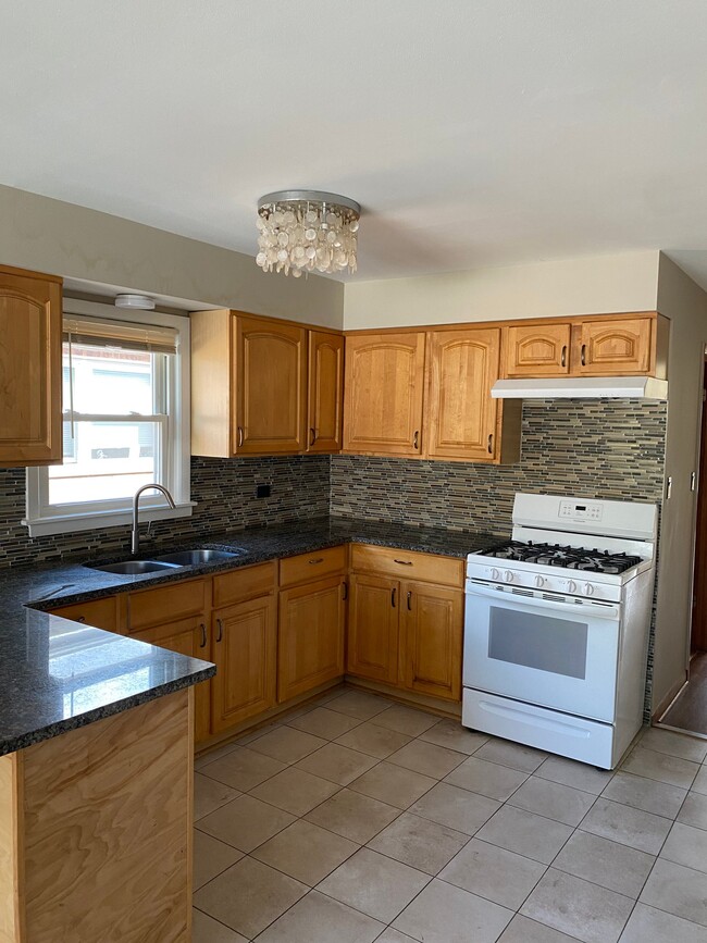 Building Photo - 8252 W 95th St
