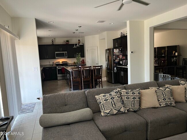 Foto del edificio - 2665 E Gillcrest Rd