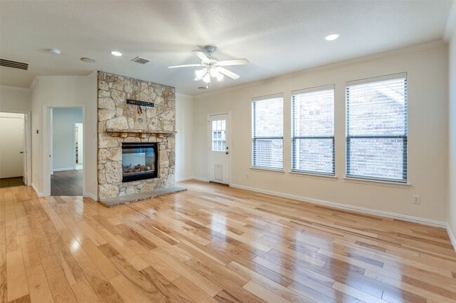 Foto del edificio - 7909 Creek View Dr