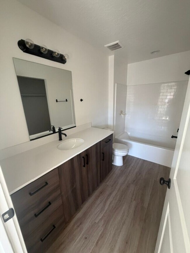 Foto del edificio - Townhome in South Desert